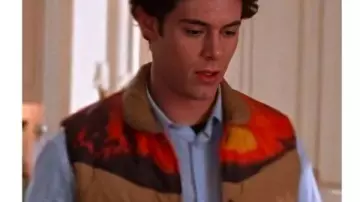 La doudoune OC Seth Cohen portée par Seth Cohen (Adam Brody) telle que vue dans The O.C.