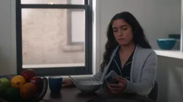 El novio de Victoria's Secret lleva pijama con ribetes con ribetes de Aria (Sydney Agudong) en Ripple (S01E06)