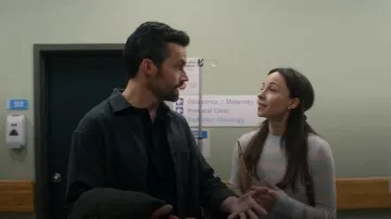 Pull Vero Moda porté par Claire (Vanessa Smythe) tel que vu dans Ripple (S01E06)