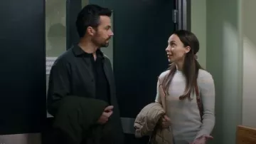 Veste Uniqlo Puff Tech Relax portée par Claire (Vanessa Smythe) dans Ripple (S01E06)