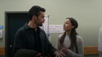 Chemise à manches longues à manches longues avec texture gaufrée portée par Nate (Ian Harding) telle que vue dans Ripple (S01E06)