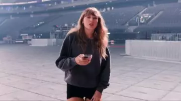 Funda cuadrada para iPhone en nácar rosa usada por Taylor Swift, tal como se ve en Taylor Swift | La gira Eras | El fin de una era (S01E02)