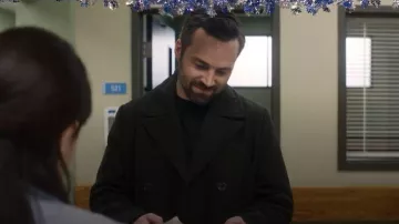 Michael Kors Peacoat cruzado que lleva Nate (Ian Harding) como se ve en Ripple (S01E08)