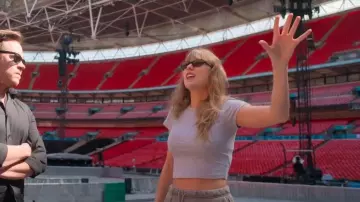 Gafas de mala calidad: La marquesina Rox que lleva Taylor Swift tal y como se ve en Taylor Swift | La gira Eras | El fin de una era (S01E02)