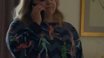 Twelve Dates ‘Til Christmas 2025 Mae Whitman Graphic Sweatshirt worn by Kate (Mae Whitman) in Twelve Dates 'Til Christmas (S01)