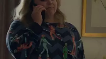 Douze dates jusqu’à Noël 2025 Mae Whitman Sweat graphique porté par Kate (Mae Whitman) dans Twelve Dates 'Til Christmas (S01)