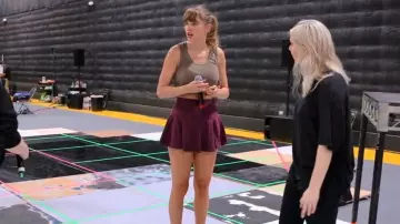 Skort Popflex Twirl que lleva Taylor Swift tal y como se ve en Taylor Swift | La gira Eras | El fin de una era (S01E02)