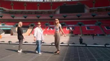 Sandalias planas Bottega Veneta Black Jack usadas por Taylor Swift tal como se ve en Taylor Swift | La gira Eras | El fin de una era (S01E02)