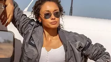 NCIS Sydney S03 Olivia Swann Chaqueta bomber gris llevada por Michelle Mackey (Olivia Swann) en NCIS: Sydney