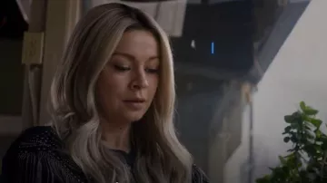 Veste Double D Ranch Double D Ranch en cristaux glacés portée par Kris (Julia Chan) telle que vue dans Ripple (S01E08)