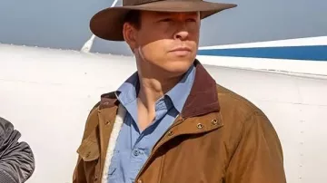 Todd Lasance NCIS Sydney S03 veste marron portée par Jim 'JD' Dempsey (Todd Lasance) dans NCIS : Sydney