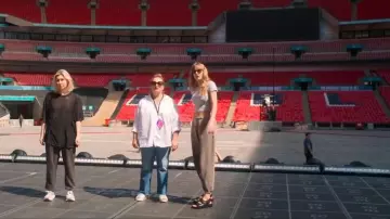 Taylor Swift Departamento de los Poetas Torturados Pantalones de chándal beige usados por Taylor Swift como se ve en Taylor Swift | La gira Eras | El fin de una era (S01E02)