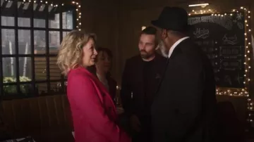 Manteau Zara rose vif porté par Kate Wheeler tel que vu dans Ripple (S01E08)