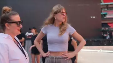 Medalla miniatura inicial de Foundrae Heart Pave llevada por Taylor Swift tal como se ve en Taylor Swift | La gira Eras | El fin de una era (S01E02)