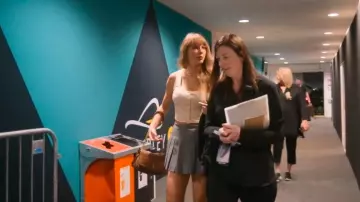 Pequeña bolsa de hombro de Saint Laurent Jamie usada por Taylor Swift tal como se ve en Taylor Swift | La gira Eras | El fin de una era (S01E02)