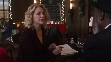 Robe portefeuille à imprimé géométrique Diane Von Furstenberg portée par Kate Wheeler telle que vue dans Ripple (S01E08)