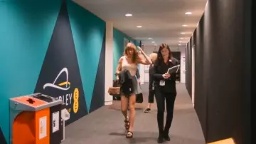 Sandalia Louis Vuitton LV Sunset Flat Comfort usada por Taylor Swift tal y como se ve en Taylor Swift | La gira Eras | El fin de una era (S01E02)