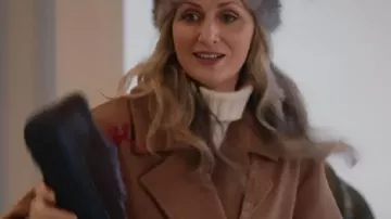 Abrigo envolvente de lana beige que lleva Maddy (Alanah Bloor) como se ve en Hombre contra Bebé (S01E04)