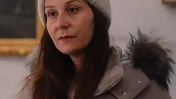 Elsa Puffer Coat que lleva Maddy (Alanah Bloor) como se ve en Hombre contra Bebé (S01E04)