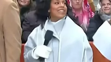 El abrigo de acabado contrastante Sheinelle Jones 2025 de The Today Show