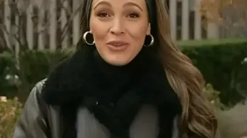 Abrigo de cuero con ribetes de piel que lleva Emily Orozco como se ve en Access Hollywood