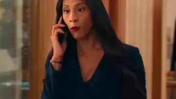 Loot S03 Veston asymétrique de Sofia porté par Sofia (Mj Rodriguez) tel que vu dans Loot