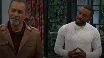 Vince Mesh Pull à col rond porté par Andre Richardson (Sean Freeman) tel que vu dans Beyond the Gates (S01E190)