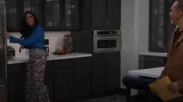 Pantalon à jambes droites Smythe Floral Jacquard porté par Dani Dupree (Karla Cheatham Mosley) tel que vu dans Au-delà des portes (S01E190)