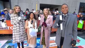 Sergio Hudson Ceinture en mohair et manteau en mélange laine porté par Jenna Bush Hager, tel que vu dans Today le 15 décembre 2025