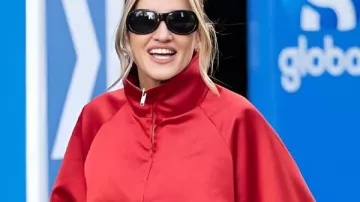 ¡Ashley Roberts para el almuerzo navideño de Heart FM Chaqueta roja en Heart Breakfast se enciende en Navidad! 2023