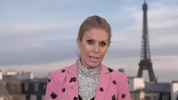 Cuello desmontable adornado con cristales Twp llevado por Jill Martin visto en Today el 15 de diciembre de 2025