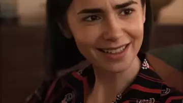 Emily in Paris S05 Camiseta azul marino/Real Red Stripe Emily Cooper usada por Emily Cooper (Lily Collins) tal como se ve en Emily in Paris (T05)