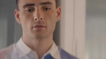 J’adore la chemise patchwork multicolore de LA 2025 telle que vue dans I Love LA (S01E07)