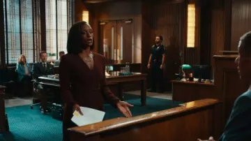 Veste portefeuille ceinture Roland Mouret portée par Olympia Lawrence (Skye P. Marshall) telle que vue dans Matlock (S02E07)