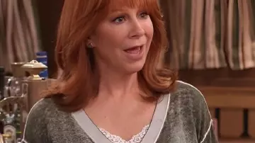 Sweat-shirt gris à col en V Reba McEntire 2025 de Happys Place porté par Bobbie (Reba McEntire) tel que vu dans Happy’s Place