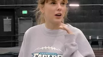 La fin d’une ère Taylor Swift Sweat des Eagles porté par Self (Taylor Swift) tel que vu dans Taylor Swift | La tournée Eras | La fin d’une ère (S01E06)