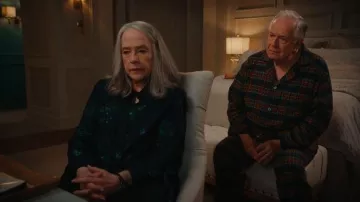Camisa de seda floral Gabriela Hearst Cruz llevada por Madeline 'Matty' Matlock (Kathy Bates) tal como se ve en Matlock (S02E07)