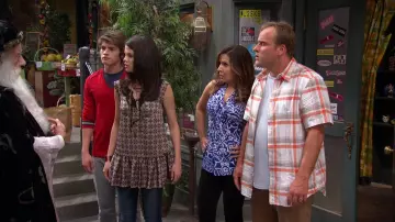 INC International Concepts: Patrón azul de Theresa Russo (Maria Canals-Barrera) en Wizards of Waverly Place (S04E01)