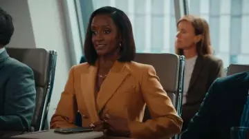 Collar de ojo de agujas para joyería personalizadas de Johnson llevado por Olympia Lawrence (Skye P. Marshall) tal como se ve en Matlock (S02E07)