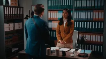 Blazer con cinturón con costura de Banana Republic llevado por Sarah Franklin (Leah Lewis) como se ve en Matlock (S02E07)