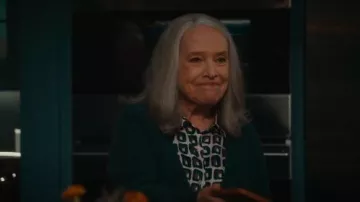 Camisa geométrica Gerard Darel Umaya llevada por Madeline 'Matty' Matlock (Kathy Bates) vista en Matlock (S02E07)