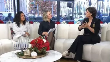 Cinco a sept con blazer floral de manga arrugada y lentejuelas, usado por visto en Today the December 15 2025