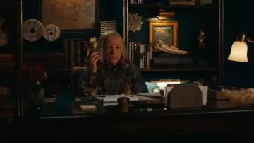 Chemise western en soie Zimmermann Ascension portée par Madeline 'Matty' Matlock (Kathy Bates) telle que vue dans Matlock (S02E07)