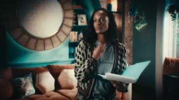 Diane von Furstenberg Bryant Cardigan portée par Olympia Lawrence (Skye P. Marshall) telle que vue dans Matlock (S02E07)