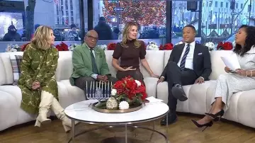 Cara Cara Sundance Top porté par Jenna Bush Hager tel que vu dans Today le 15 décembre 2025