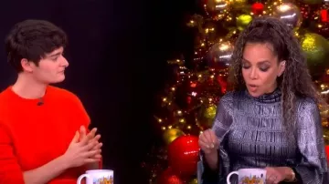 Robe Midi Lanvin en viscose métallique portée par Sunny Hostin telle que vue dans The View le 15 décembre 2025