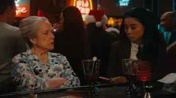 Tunique à manches à languettes Anne Klein portée par Madeline « Matty » Matlock (Kathy Bates) telle que vue dans Matlock (S02E08)