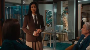 Nouvelle veste signature Wilfred portée par Sarah Franklin (Leah Lewis) telle que vue dans Matlock (S02E08)