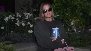 Lunettes de soleil Dior Pacific S1U portées par Khloé Kardashian telles que vues dans The Kardashians (S07E08)