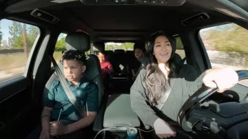 Sweat à capuche zippé Skims porté par Kim Kardashian tel que vu dans The Kardashians (S07E08)